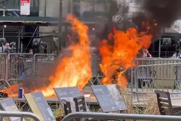 Un hombre se prendió fuego frente al tribunal donde es juzgado Donald Trump