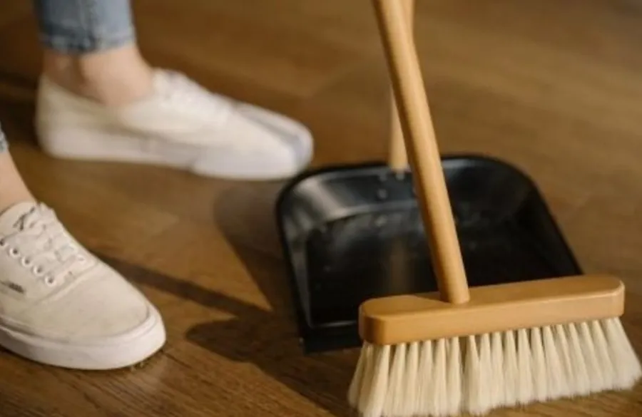 Por qué no recomiendan barrer de noche: ¿mito o realidad?