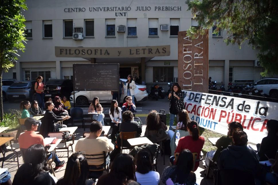 LA UNT. En Filosofía dictaron clases públicas en reclamo de presupuesto. 