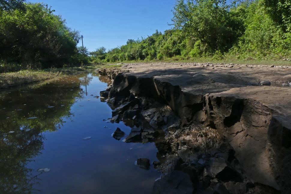 AGUA EN TODOS LADOS. Hay sectores de la ruta que podrían desaparecer.