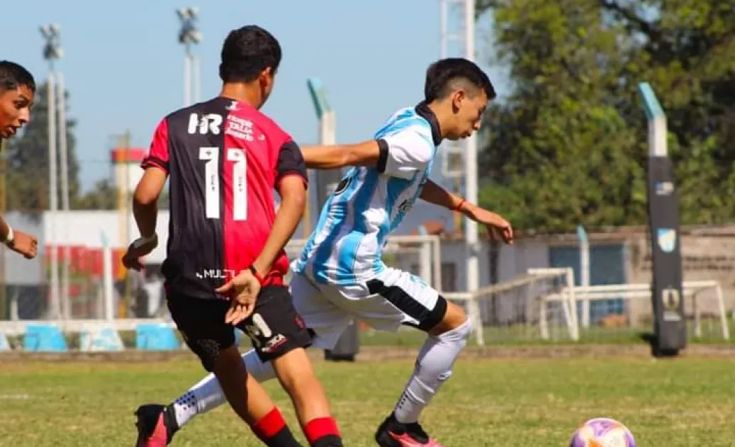 GOLEADOR. Benjamín Guardia, autor del empate en Novena, traslada la pelota