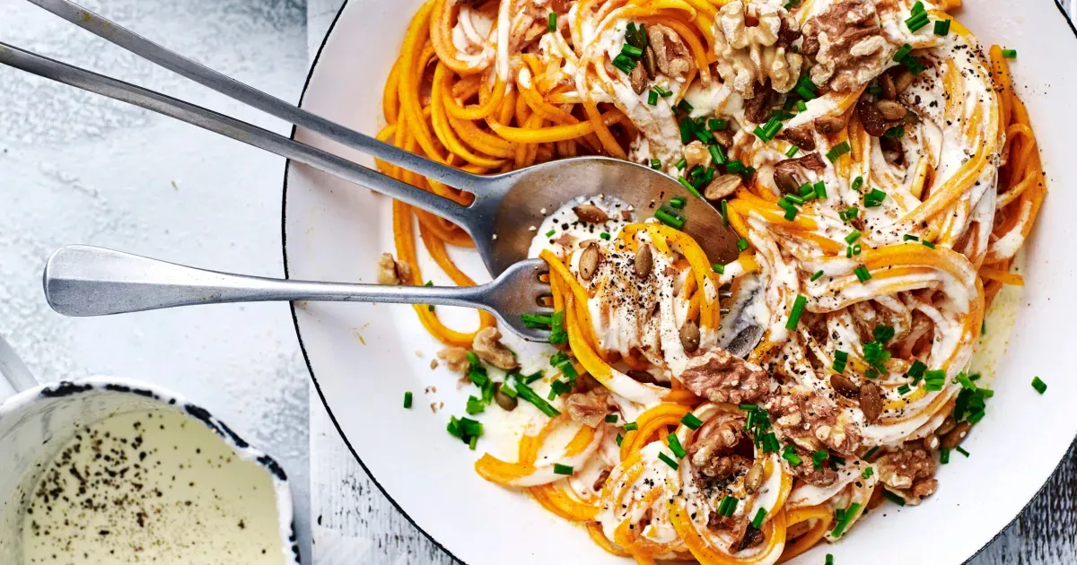 Fideos de calabaza con pesto de espinacas para comer sano y rico.