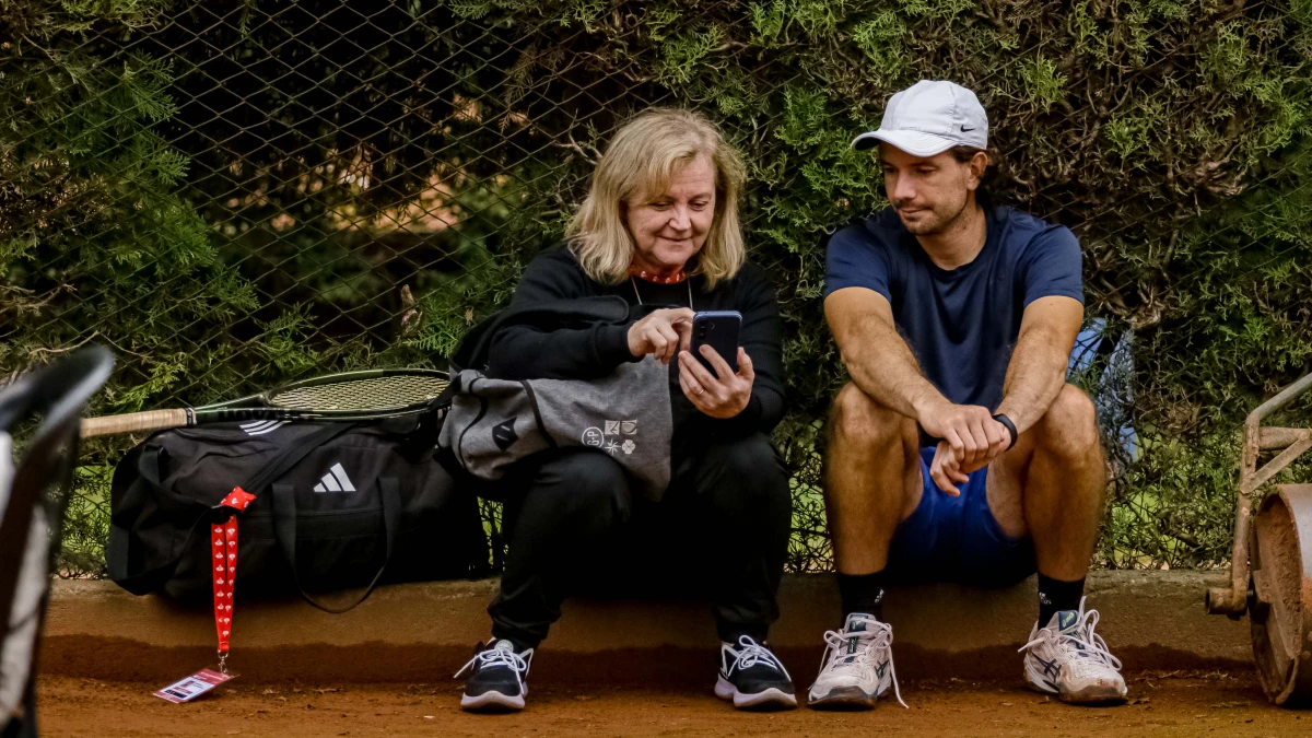 COMPARTIENDO. Villanueva junto a su mamá Griselda, al costado de una de las canchas del Lawn Tennis.