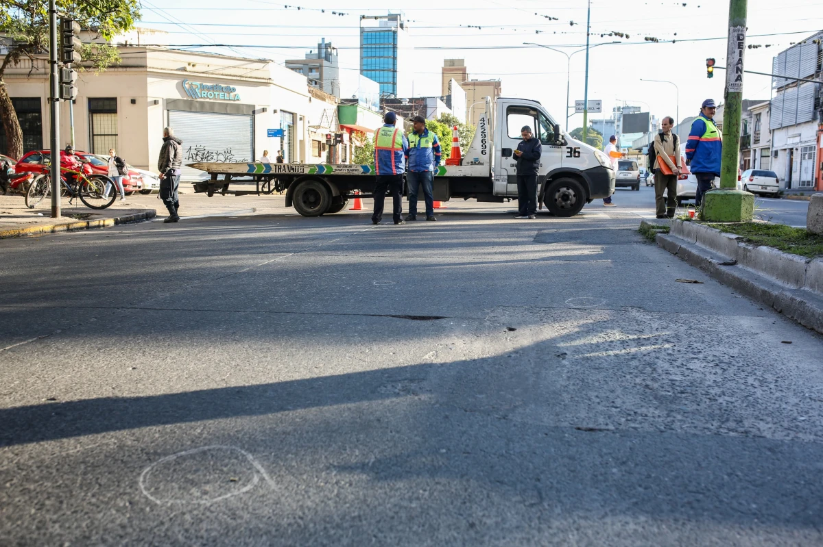 Un hombre amenazó con un arma a un agente de tránsito y realizó cuatro disparos