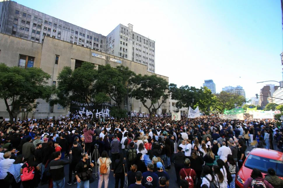 HOSPITAL DE CLÍNICAS. Manifestación de anteayer en su defensa. 