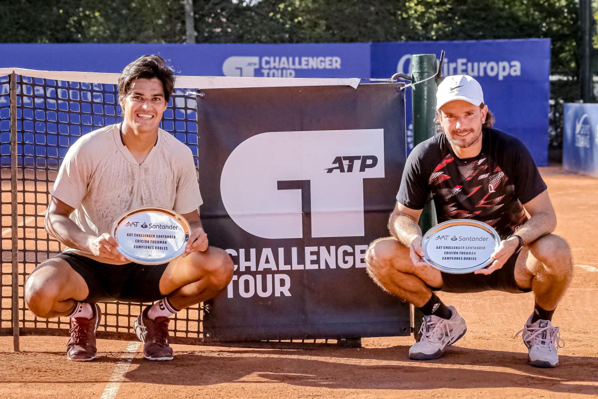 FELICES. El brasileño Britto (izquierda) y el entrerriano Villanueva (derecha), con sus trofeos de dobles.