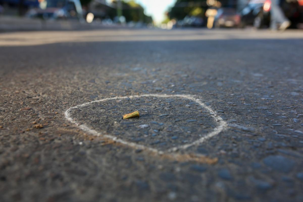 Un hombre amenazó con un arma a un agente de tránsito y realizó cuatro disparos