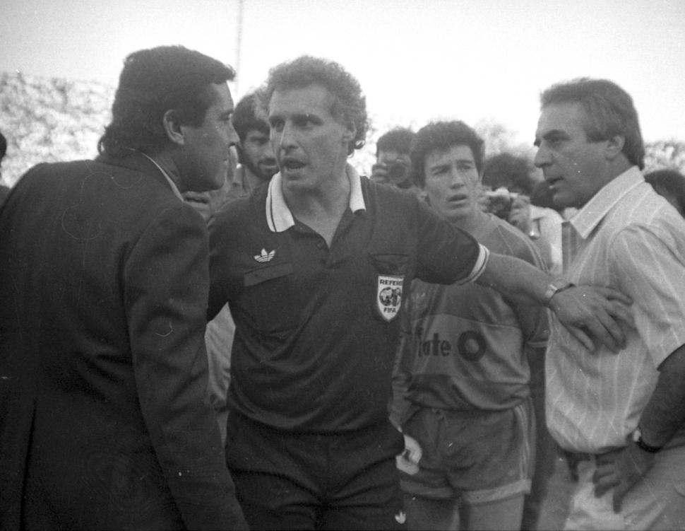 FINAL DEL PARTIDO. Pastoriza y Chabay discutiendo por la decisión del arbitro.