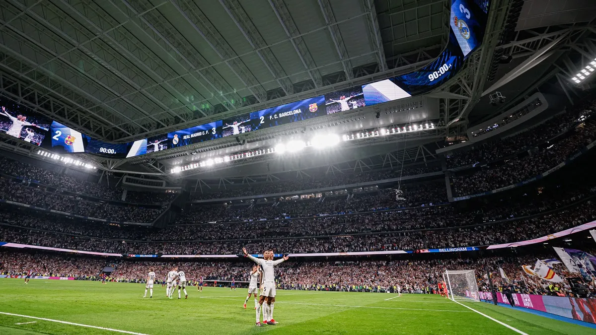 IMPONENTE. El Santiago Bernabeu vibró con el triunfo del Madrid sobre Barcelona, que le dejó el título prácticamente servido.