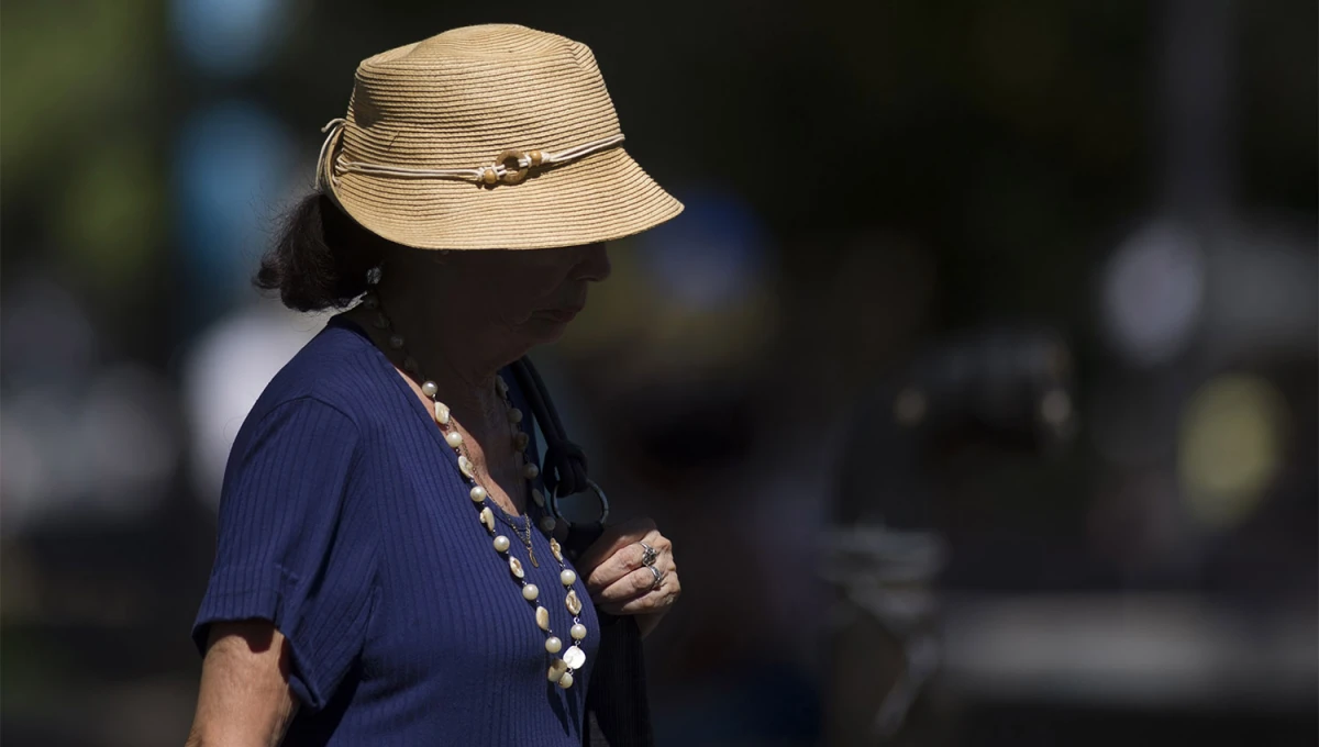 CUIDADOS. Los rayos del sol elevarán la temperatura durante este domingo en Tucumán.