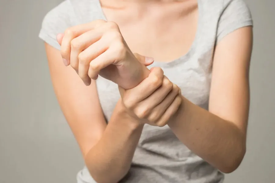 Parkinson juvenil: a qué edad se presenta, cómo se manifiesta y cuál es su tratamiento