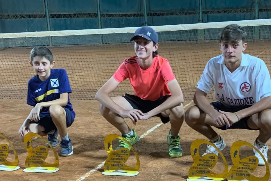 PROTAGONISTAS. De izquierda a derecha: Gaspar Rosales (Sub 12), Sebastián Barceló (Sub 16) y Benjamín Cipulli (Sub 18) con sus trofeos