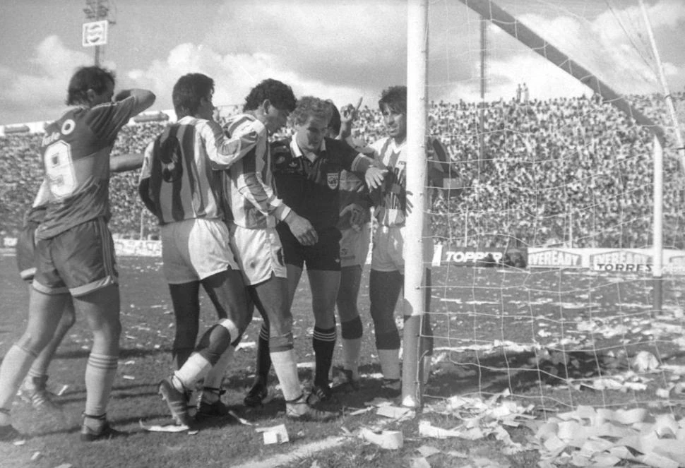 ÚNICO GOL DEL PARTIDO. El zurdazo de Comas ingresó junto al palo izquierdo de Guillén y salió hacia un costado. Calabria convalidó el tanto a pesar de las dudas.  ARCHIVO la gaceta