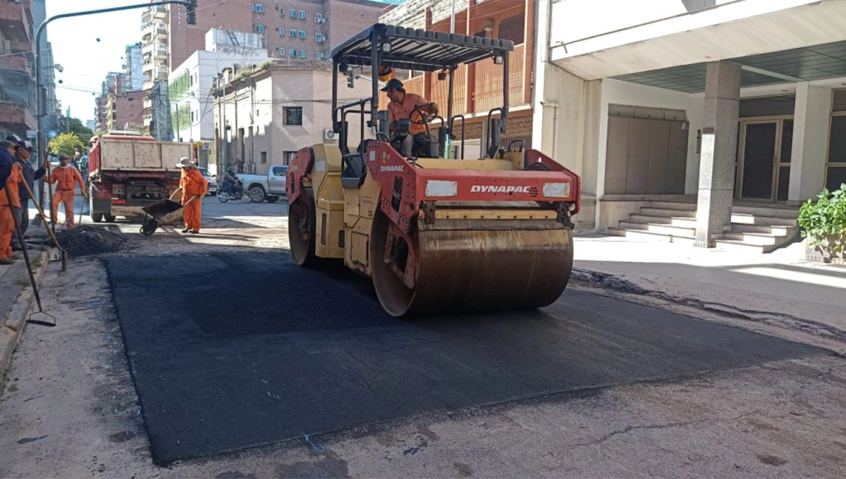 BACHEO. Operarios municipales llevan semanas tapando baches en diferentes puntos de la ciudad.