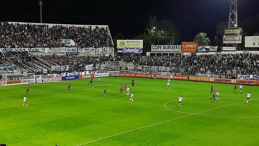 PARTIDAZO. Quilmes y Patronato entregaron un vibrante partido en el Centanario.