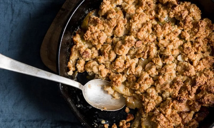 Crumble de manzana y avena: cómo preparar en cinco pasos este delicioso postre británico