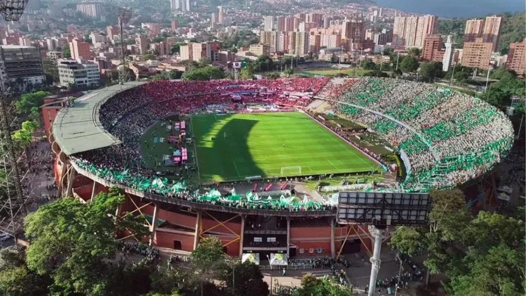 Violencia en Colombia: golpearon a un futbolista con una navaja en un partido de Atlético Nacional