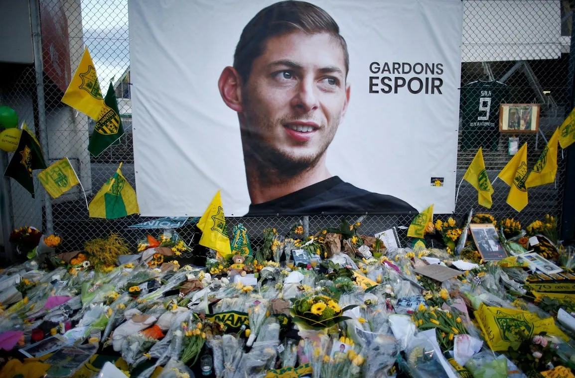 RECUERDO. Cinco años después, siguen los conflictos entre Cardiff City y Nantes por el fallido pase de Emiliano Sala, fallecido en un accidente aéreo en el Canal de la Mancha.