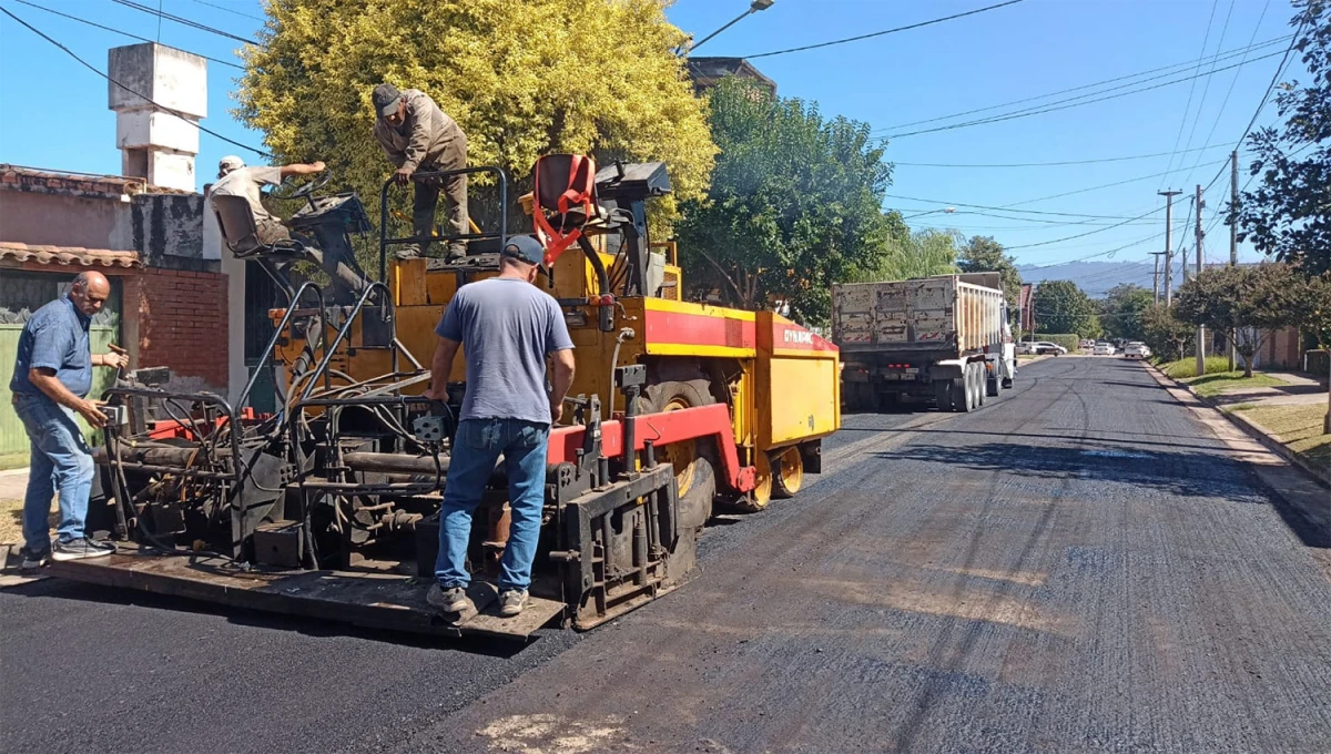 MEJORAMIENTO. Obreros municipales forman parte del programa de bacheos iniciados por la municipalidad.