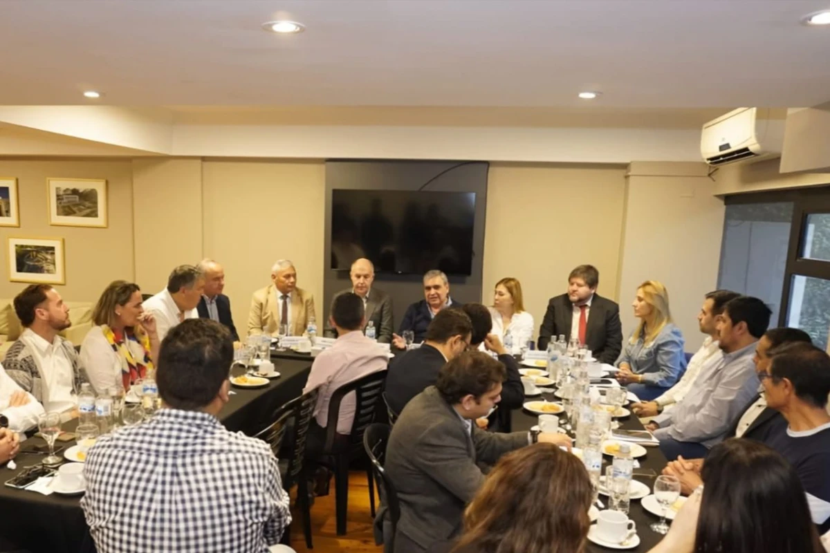 ENCUENTRO EN EL PJS. Alfaro encabezó la firma de un acuerdo con dirigentes de su espacio y de otros partidos políticos. Foto de PRENSA PJS