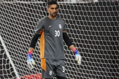 Polémica en Irán: multaron a un arquero por defender a una aficionada que le cayó el velo