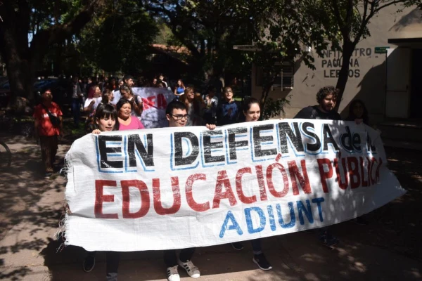 La universidad marcha por más presupuesto