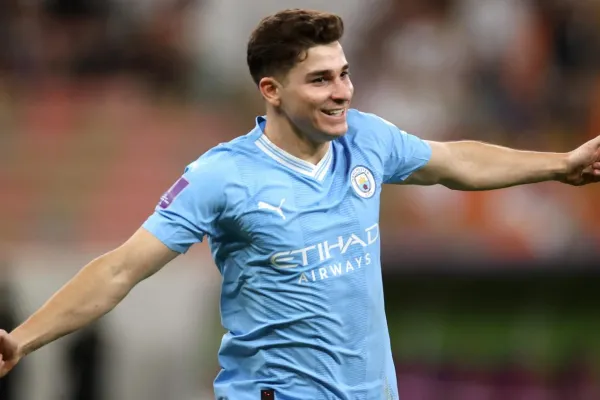 Julián Álvarez emocionó a un grupo de nenes que tienen un canal de streaming de fútbol