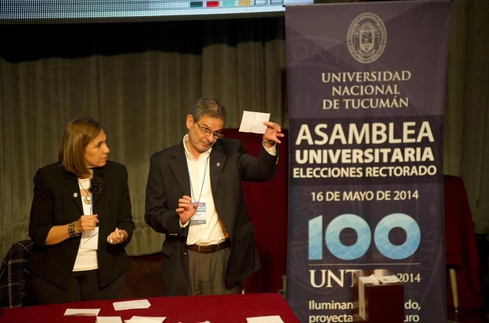 SORPRESAS. En la elección que consagró a Alicia Bardón en 2014 salieron de la urna varios “votos origami”. la gaceta / FOTO DE JORGE OLMOS SGROSSO (archivo)