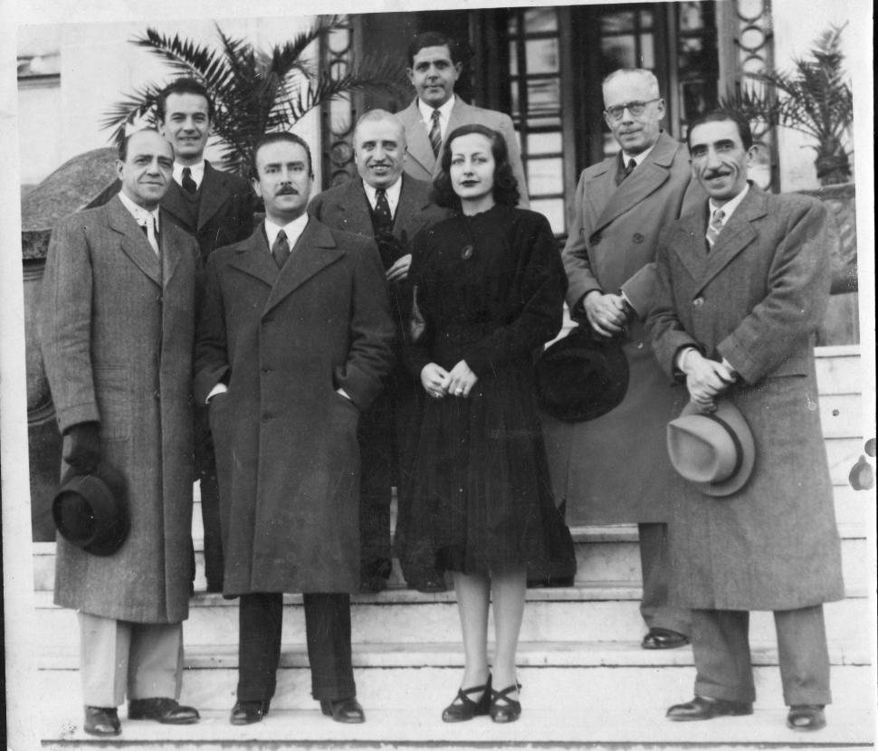 DESPEDIDA. El maestro chileno, junto a su esposa, saluda a los tucumanos en las escalinatas del hotel Savoy