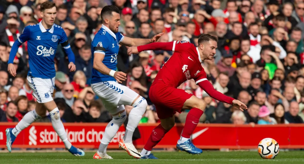 FRENTE A FRENTE. Mac Allister y Dibu Martínez se cruzarán hoy en la fecha de la Premier League.