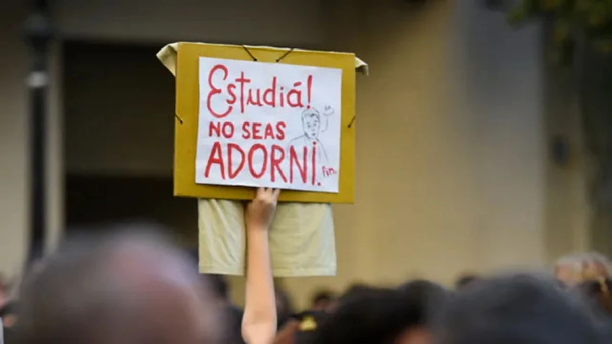 Ecos de la movilización educativa: entre carteles y la licuadora