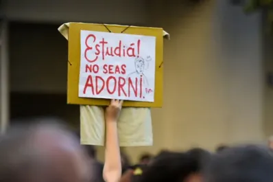 Ecos de la movilización educativa: entre carteles y la licuadora
