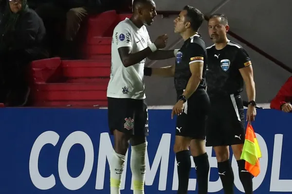 Video: jugador de Corinthians agredió a un juez de línea en el partido contra Argentinos