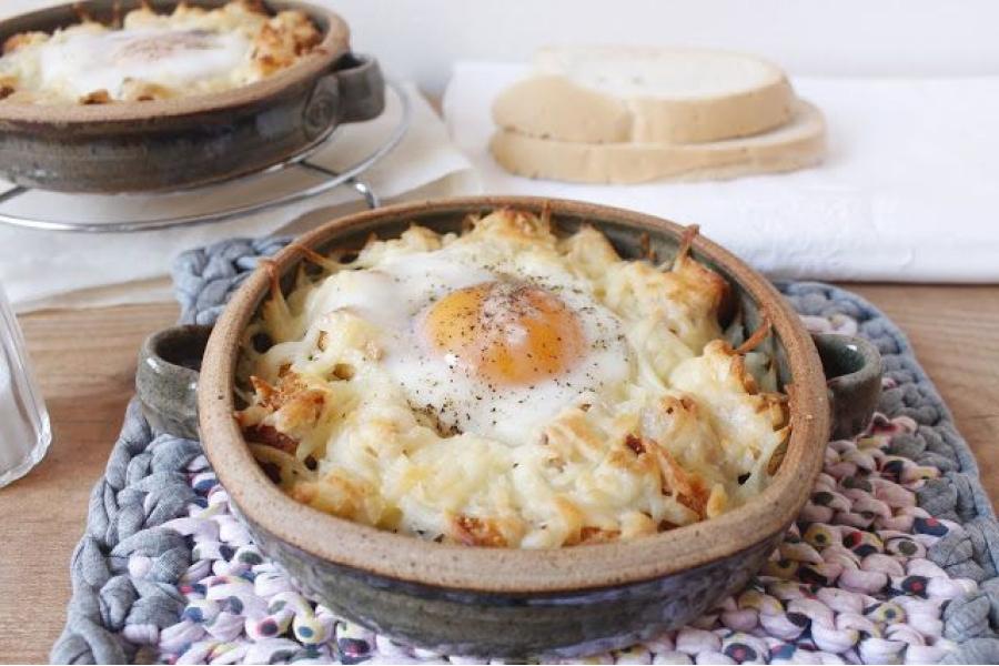 Un plato elaborado con diversos ingredientes.