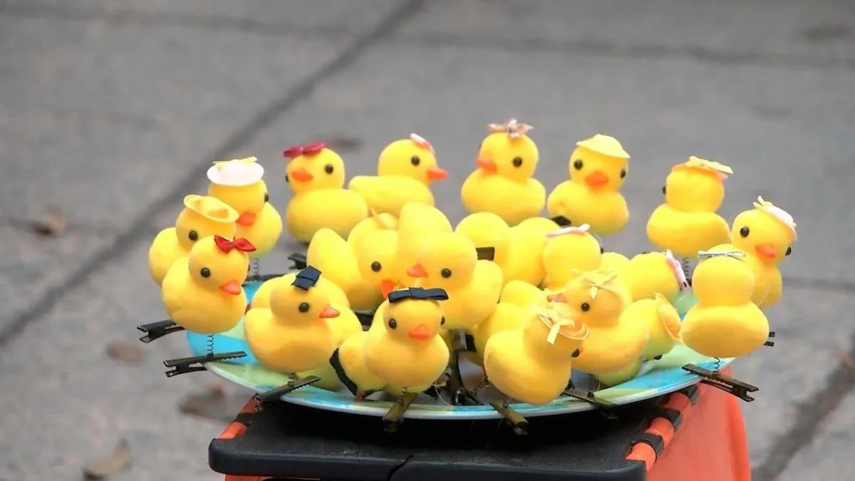 Con moños, sombreros, anteojos y corbatas, los patitos colmaron los puestos de ferias.