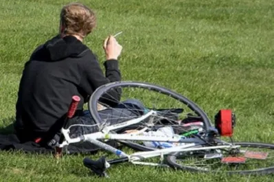 Prohíben fumar en plazas, parques y en la puerta de las escuelas de Mendoza