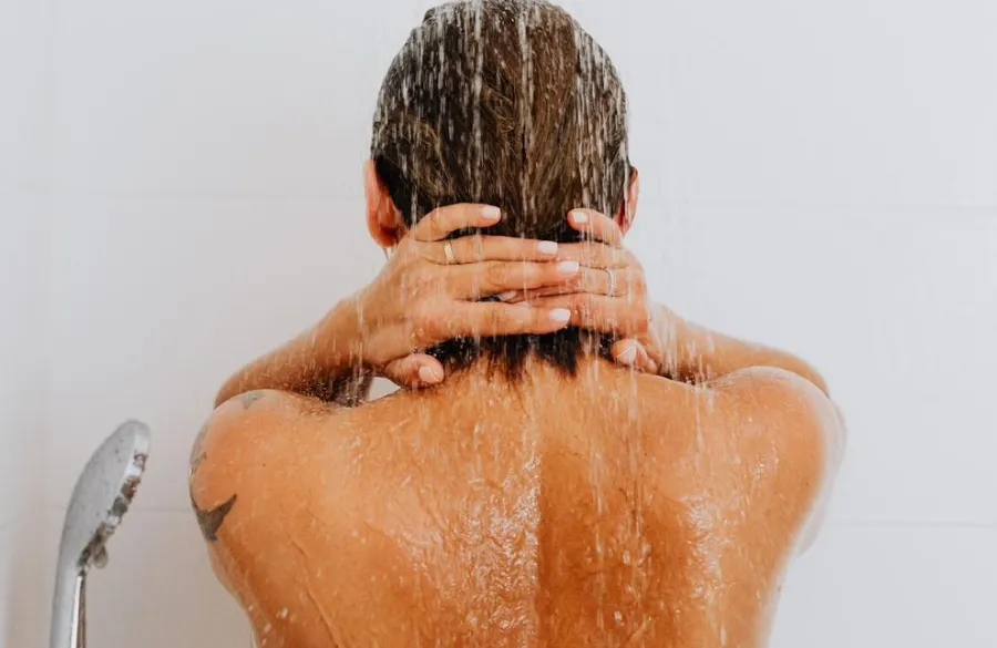 ¿Qué pasa si orinamos en la ducha?