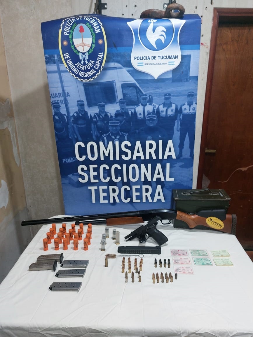 LOS SECUESTROS. Las armas y municiones secuestradas durante un allanamiento.