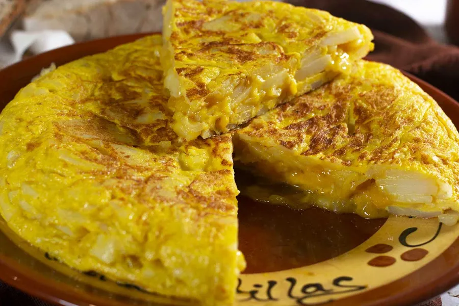 La tortilla de papa es un plato tradicional de la cocina española