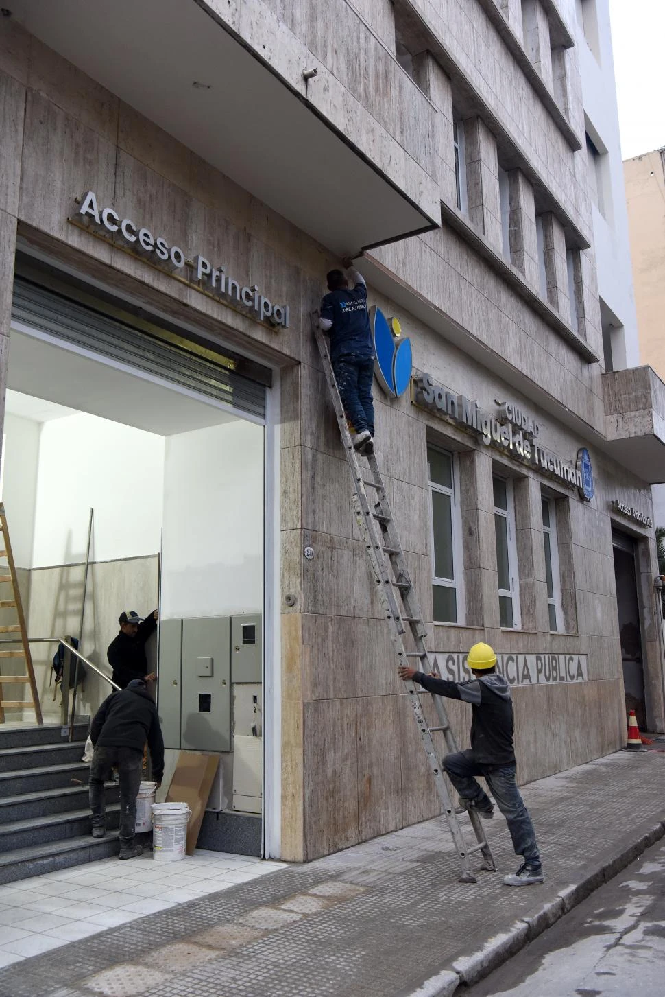 CHACABUCO AL 200. Obreros dan las puntadas finales de la obra. 