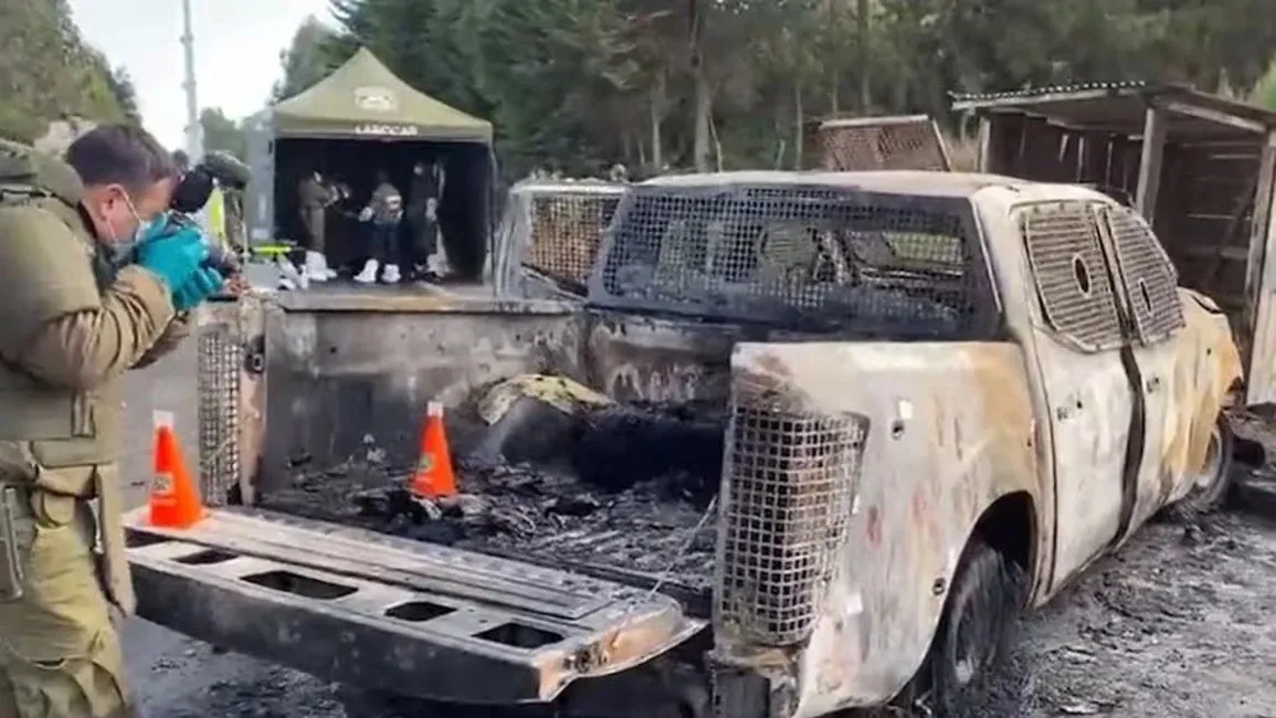 El patrullero de Carabineros incendiado con tres policías adentro