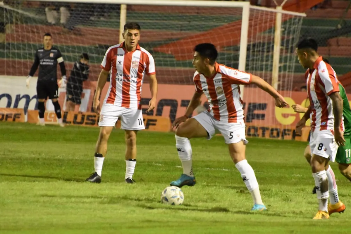 A MEJORAR. Gustavo Abregú intentó generar juego en la mitad de la cancha, pero fue contenido por el rival. Foto de Orne Nieto/Agropecuario.