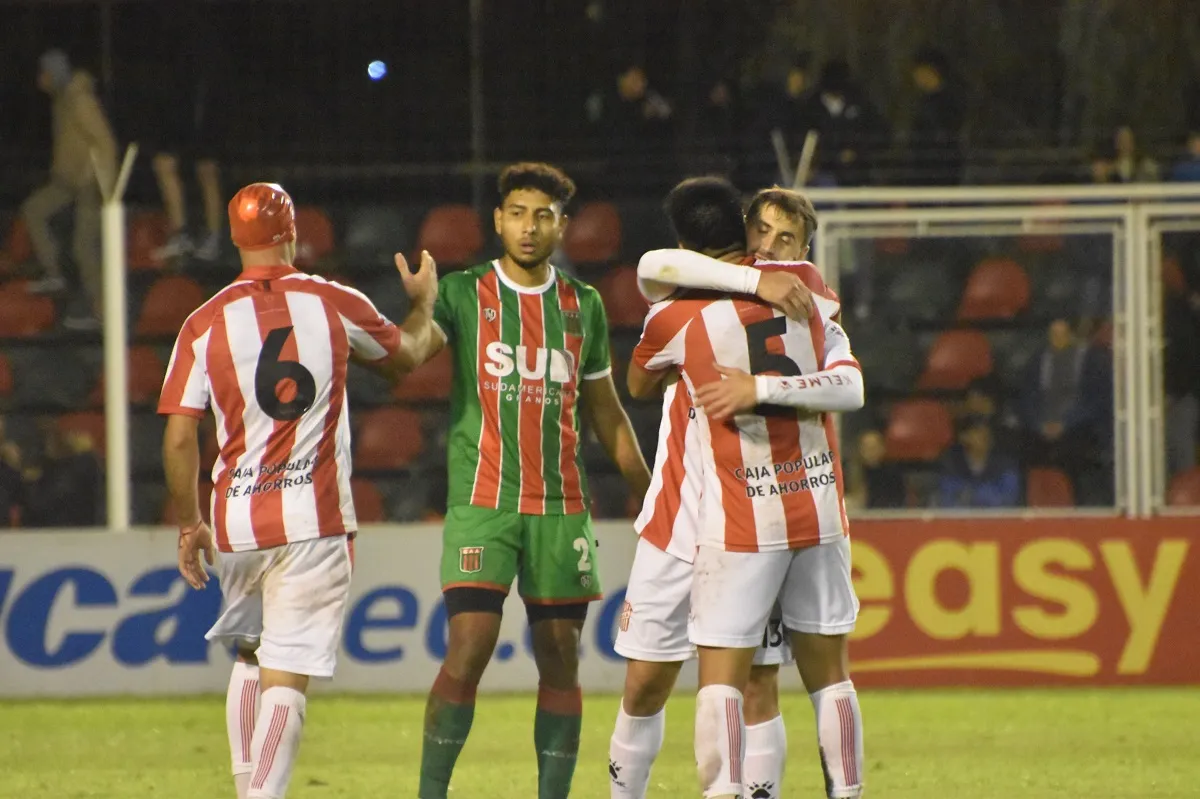 FESTEJOS. Mientras Agustín Dattola saluda al rival, Guillermo Ferracuti se abraza con Gustavo Abregú para celebrar el gran triunfo logrado en Carlos Casares en abril. Foto de Orne Nieto/AGROPECUARIO.