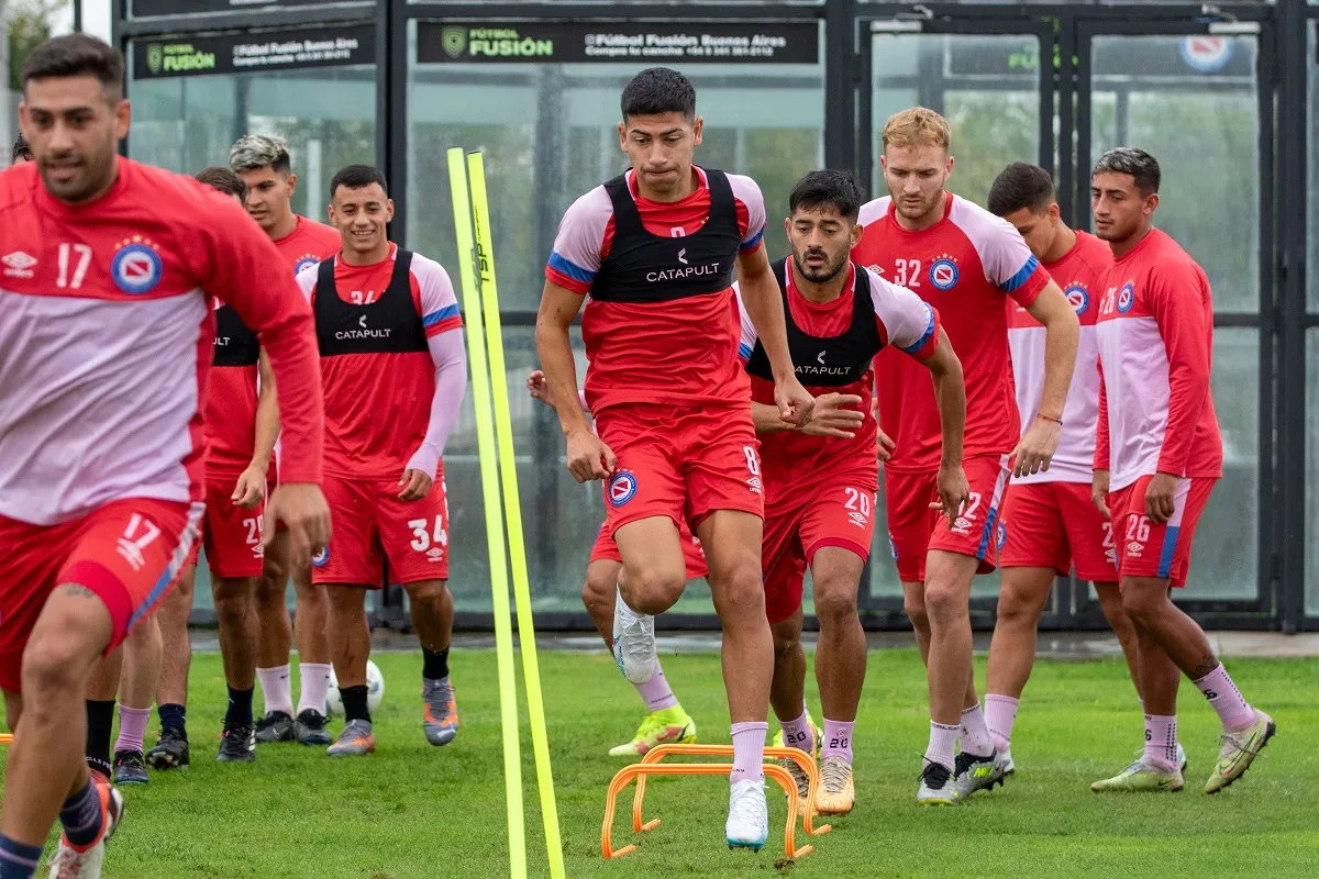 EN ACCIÓN. Argentinos se prepara para enfrentarse a Vélez, en San Nicolás. Foto tomada de X.