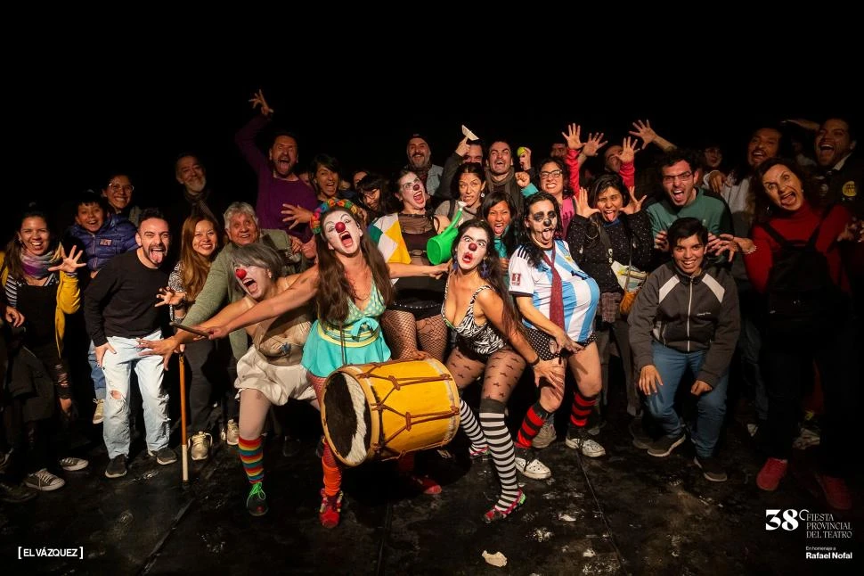 UNA FIESTA CON LA GENTE. Las actrices de “La nave de las locas” comparten con el público su emoción y alegría al final de cada representación.