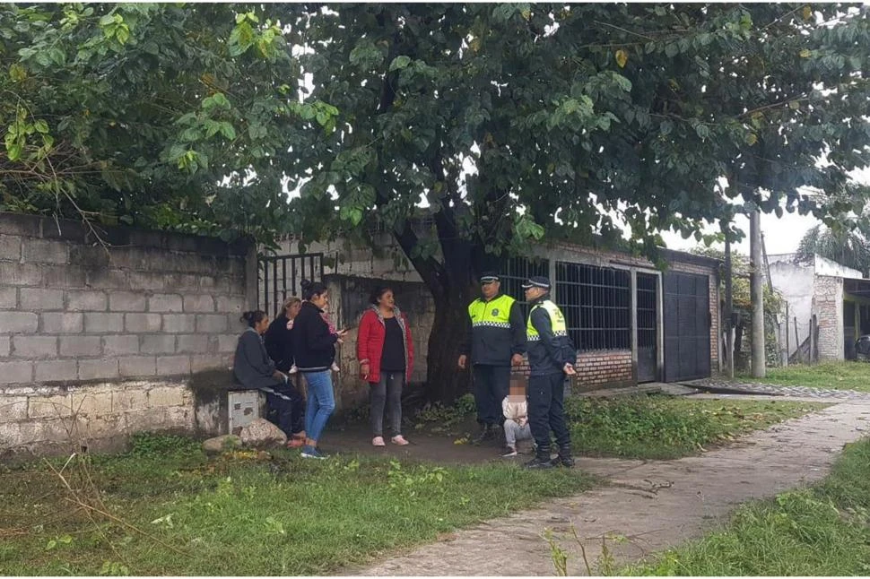 BUSCANDO DATOS. Personal de la Unidad Regional sur dialogan con los familiares del joven desaparecido para tratar de esclarecer el caso. 