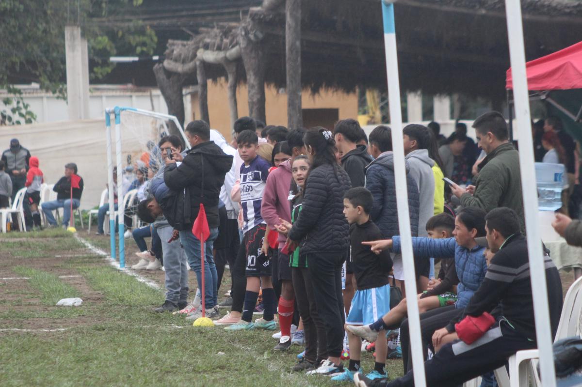 MULTITUD. Familias enteras acompañaron a los chicos durante las pruebas de Atlético. Foto: Benjamín López - Prensa CAT.