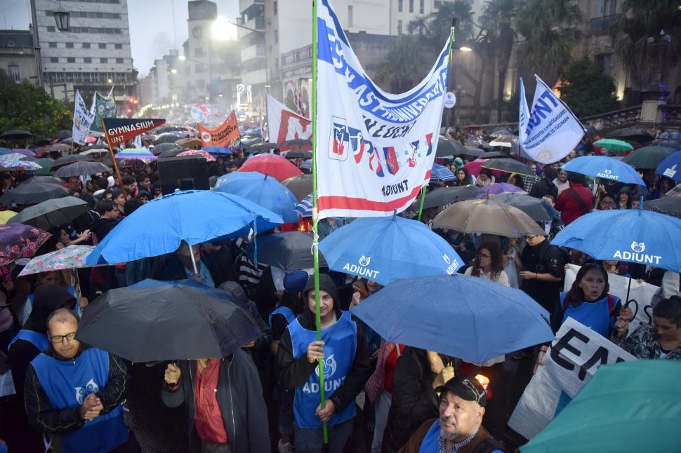 Tras la masiva manifestación, el Gobierno busca recomponer la relación con las universidades