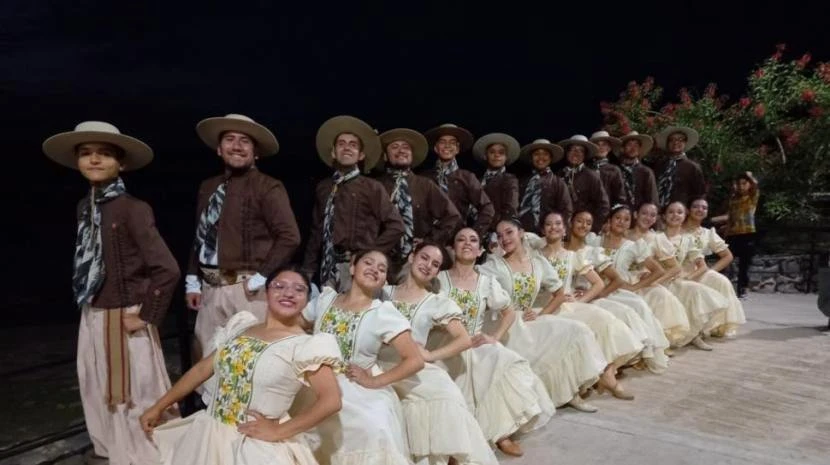 EN LA SOCIEDAD ESPAÑOLA. Una actuación del Ballet Embrujo de mi Tierra.