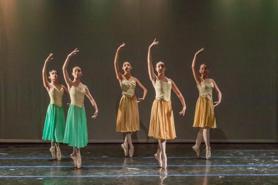 DANZA VIVA. Generaciones de bailarines se forman en la escuela Bajo Jardín.